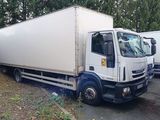 deux camions garés l'un à côté de l'autre sur le bord de la route