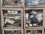 une pile de boîtes empilées les unes sur les autres