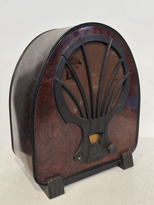 une vieille radio posée sur une table