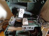 une mallette verte contenant des outils, posée sur une table