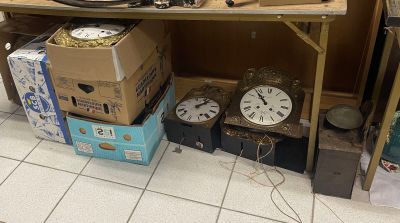 une table sur laquelle sont posées plusieurs horloges
