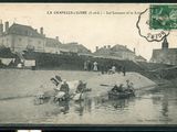 une vieille photo montrant un groupe de personnes sur un bateau au milieu de l'eau