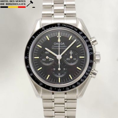 une image d'une montre en gros plan sur fond blanc