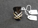 une bague posée sur une table avec une étiquette de prix