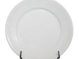 une assiette blanche posée sur un support métallique, sur fond blanc