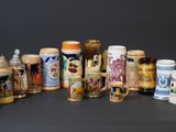 de nombreux types de chopes à bière alignées sur une table