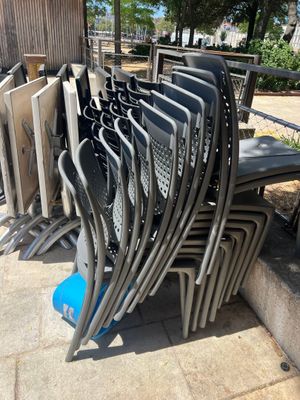 beaucoup de chaises empilées sur les marches