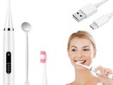 une femme qui se brosse les dents avec une brosse à dents électrique