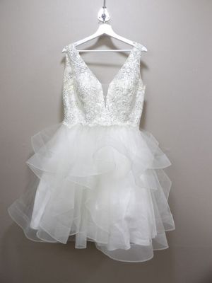 MARIAGE - Robe courte de mariée à froufrous, dentelles et st…