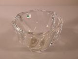 un saladier en verre transparent posé sur une surface blanche