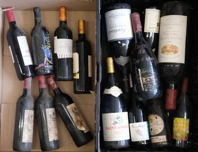 plusieurs bouteilles de vin dans une caisse sur la table