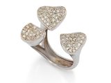 une bague en or blanc et diamants