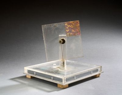 un petit objet métallique surmonté d'un miroir