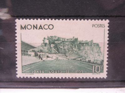 timbre-poste représentant un château au sommet d'une colline