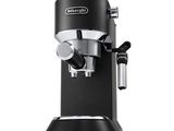 un gros plan d'une machine à café noir sur fond blanc