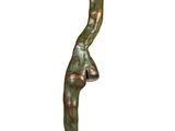 sculpture en bronze représentant une femme tenant un oiseau, sur fond blanc