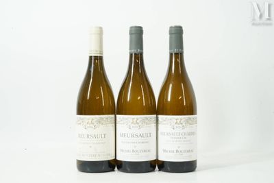 trois bouteilles de vin posées les unes à côté des autres sur une surface blanche