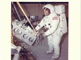 Un astronaute de la NASA, vêtu d'une combinaison spatiale blanche, s'apprête à décoller de la station spatiale