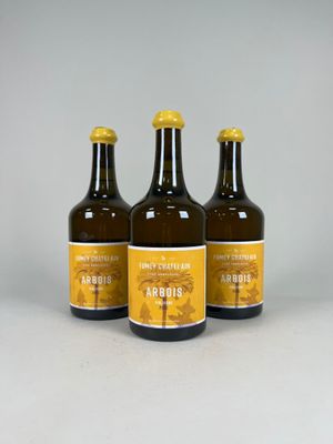 trois bouteilles de bière posées les unes à côté des autres sur une table