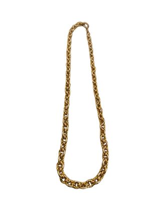gros plan d'un collier en chaîne en or sur fond blanc