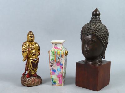 trois statues de bouddhas assis les uns à côté des autres