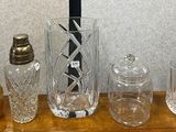 de nombreux objets en verre posés sur une table en bois