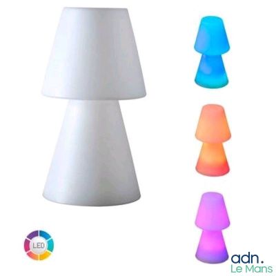 quatre lampes de couleurs différentes sur un fond blanc