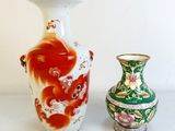 deux vases posés l'un à côté de l'autre sur une table