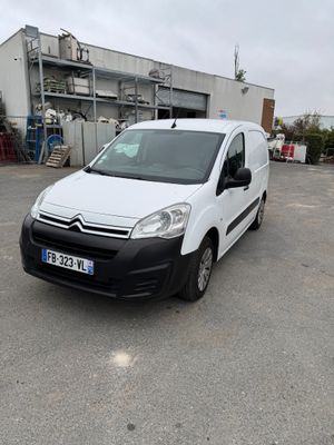 la camionnette blanche est garée sur le parking à l'extérieur du bâtiment