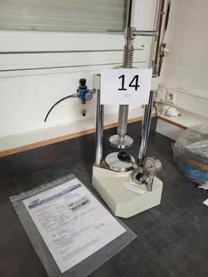 une photo d'un équipement de laboratoire sur lequel est apposée une pancarte