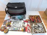 une table sur laquelle se trouvent de nombreux outils et un sac