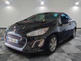 la voiture noire est garée dans le garage sur le sol en damier
