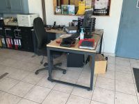 Un bureau d'angle à plateau en stratifié bois clair sur pièt…