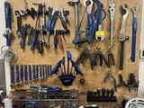 de nombreux outils accrochés au mur du garage