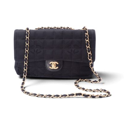 Sac Chanel à rabat en cuir d'agneau matelassé noir, avec finitions dorées