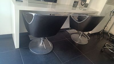 deux chaises placées devant un comptoir