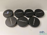 Les produits Mac Cosmetics sont présentés sur un fond blanc