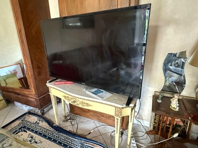 a flat screen tv sitting on a table in a living room