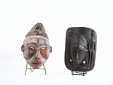 deux masques posés sur un support