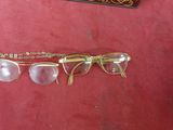 une paire de lunettes et un collier sur un tapis rouge