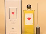 l'image d'un flacon de parfum posé à côté d'une boîte
