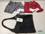 Trois paires de shorts de sport pour homme sont posées sur une table