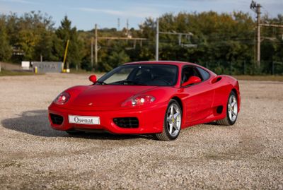 une voiture de sport rouge garée sur un parking