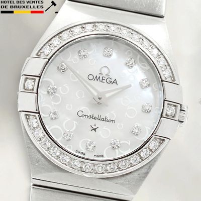 une image d'un gros plan d'une montre-bracelet ornée de diamants
