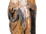 une vieille statue représentant une femme vêtue d'une robe et coiffée d'un chapeau