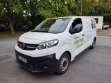 une camionnette blanche garée dans un parking