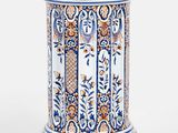 un vase bleu et blanc posé sur une table