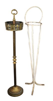 une paire de bougeoirs anciens en laiton et un bougeoir en verre