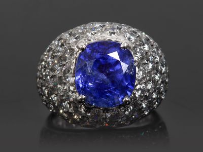 Exceptionnelle bague en or gris centrée d'un saphir de Ceylan bleu int - Photo 1