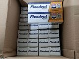 un carton rempli de boîtes de Fixdent
